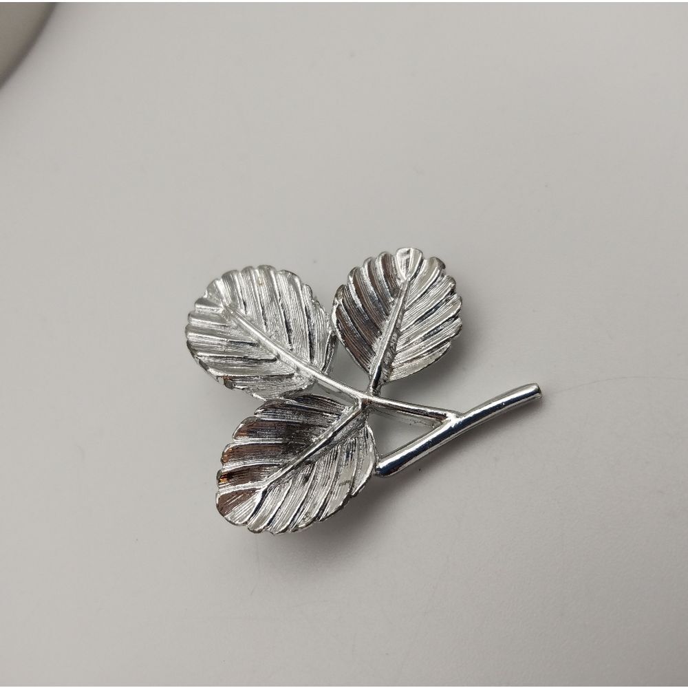 Sarah Coventry Silver leaf vintage brooch